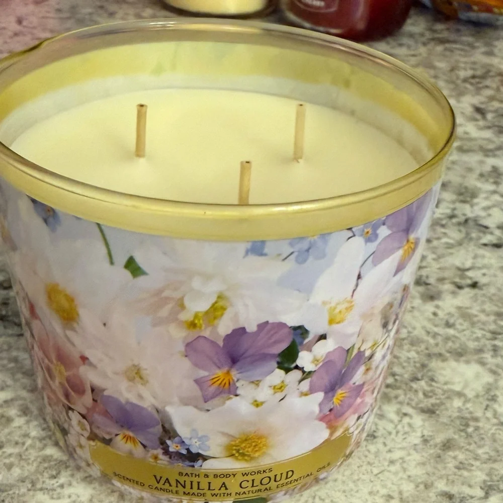 Bath & Body Works Vanilla Cloud Candle - NWT - Never Used - Brand New - Picture 3 of 3
